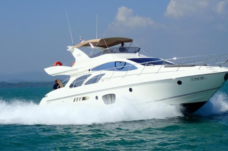 Azimut 55 Pillars