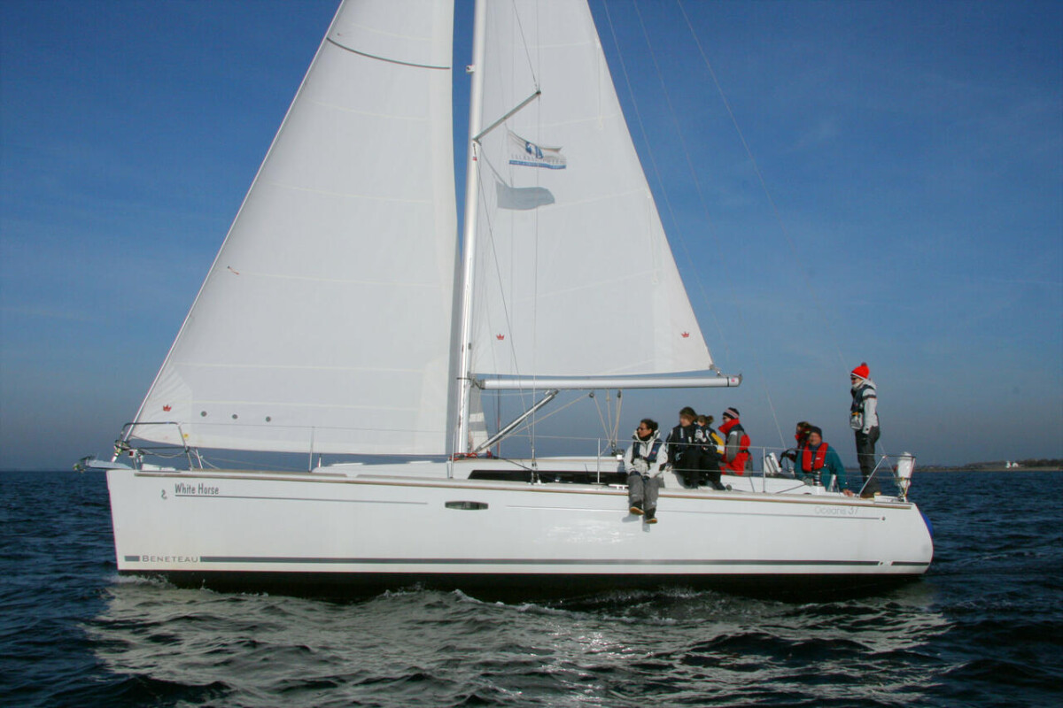 Oceanis 37 White Horse